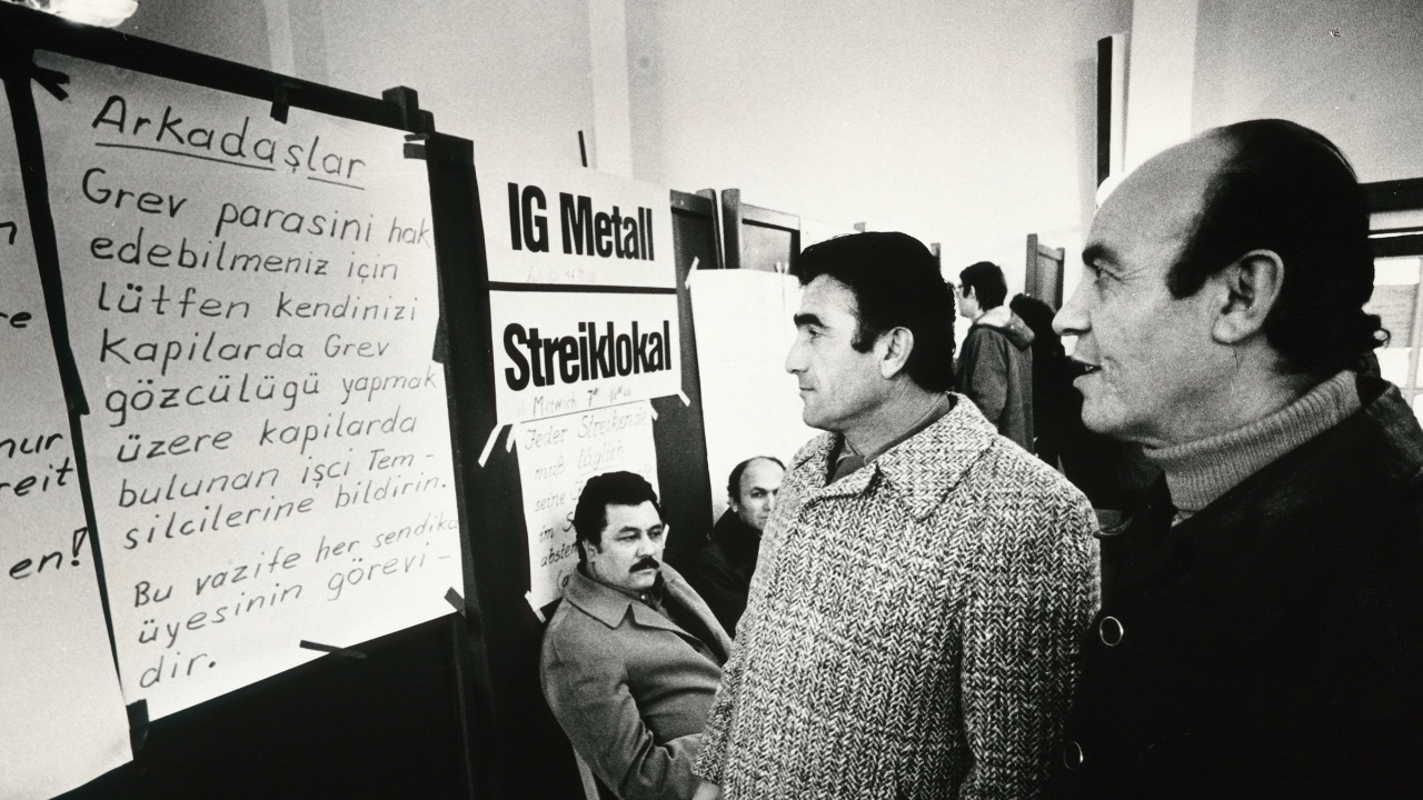 Zwei Männer in einem IG Metall Streiklokal