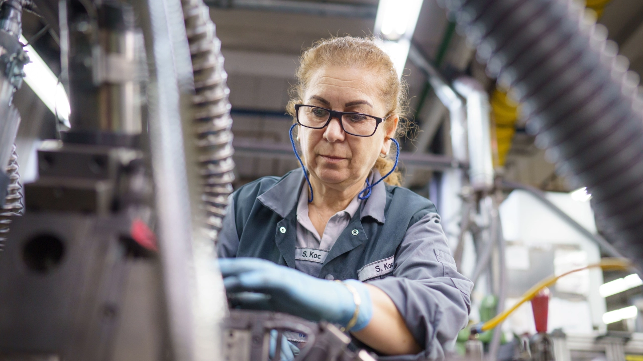 Sebiha Koc arbeitet beim Autozulieferer AVO Carbon in Frankfurt am Main