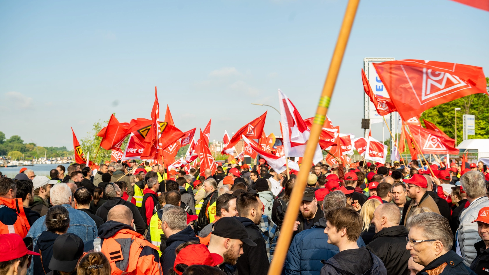 Warnstreikaktion Tarifgemeinschaft Energie und Mobilität