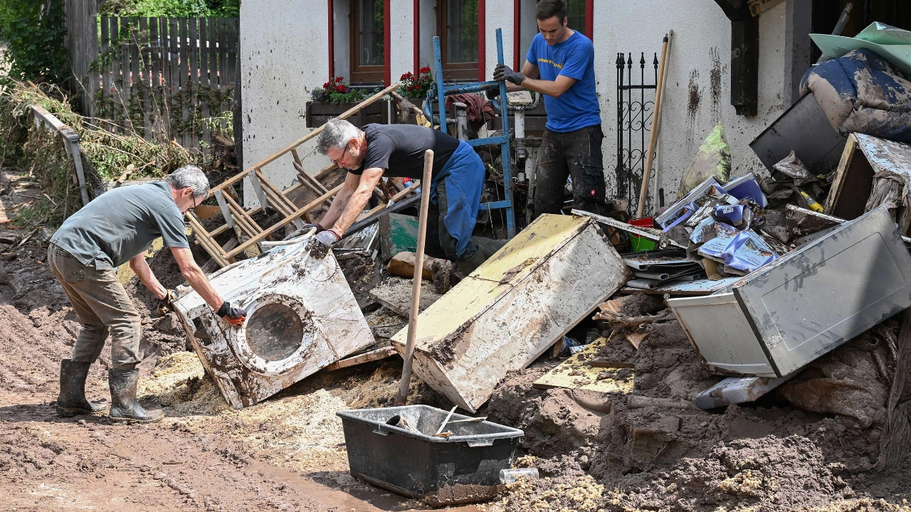 Menschen räumen auf nach der Flut.
