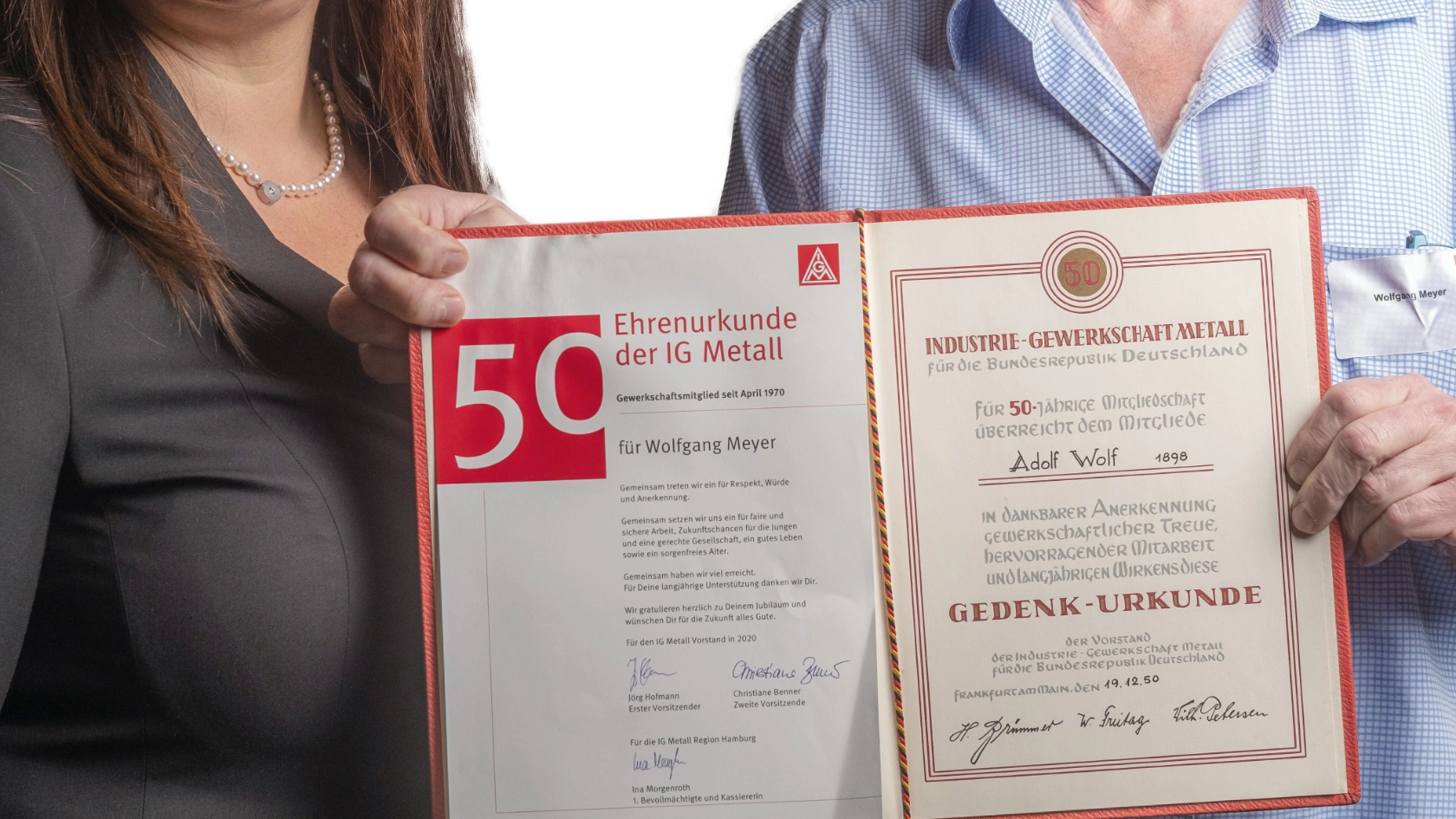Viele persönliche Geschichten der Arbeiter*innenbewegungBei über 2000 Jubilaren in den letzten beiden Jahren geht es auch um die einzelnen Geschichten, betont Ina Morgenroth, Erste Bevollmächtigte der IG Metall Region Hamburg. »Berührt hat mich Wolfgang Meyer, der zu seiner 50-jährigen Jubilarehrung die Urkunde seines Großvaters Adolf Wolf mitgebracht hat, 1876 gebohren und 1898 in den Vorgänger der IG Metall eingetreten: zusammen 100 Jahre Solidarität!« 