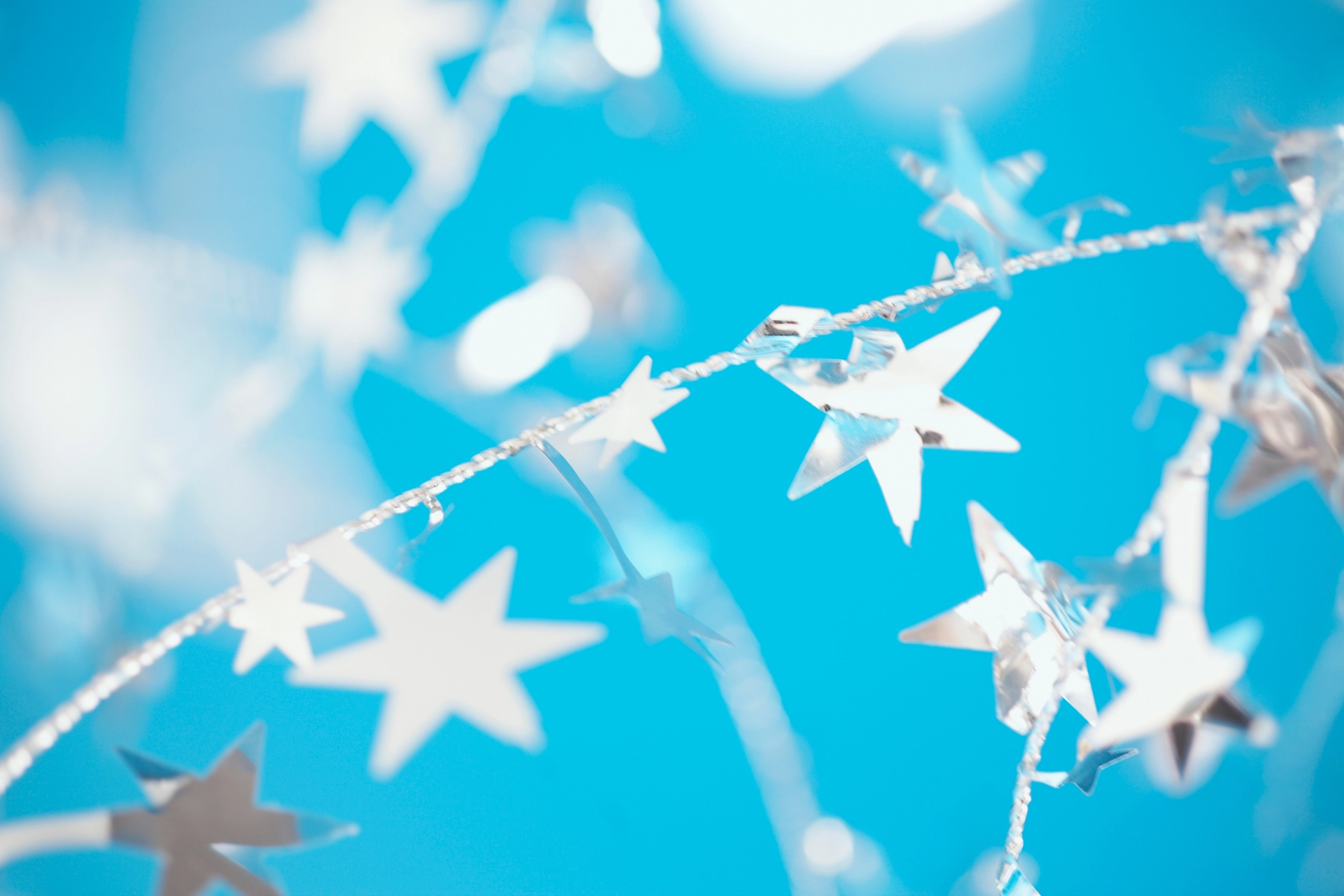 Weihnachtsbild mit Sternengirlande