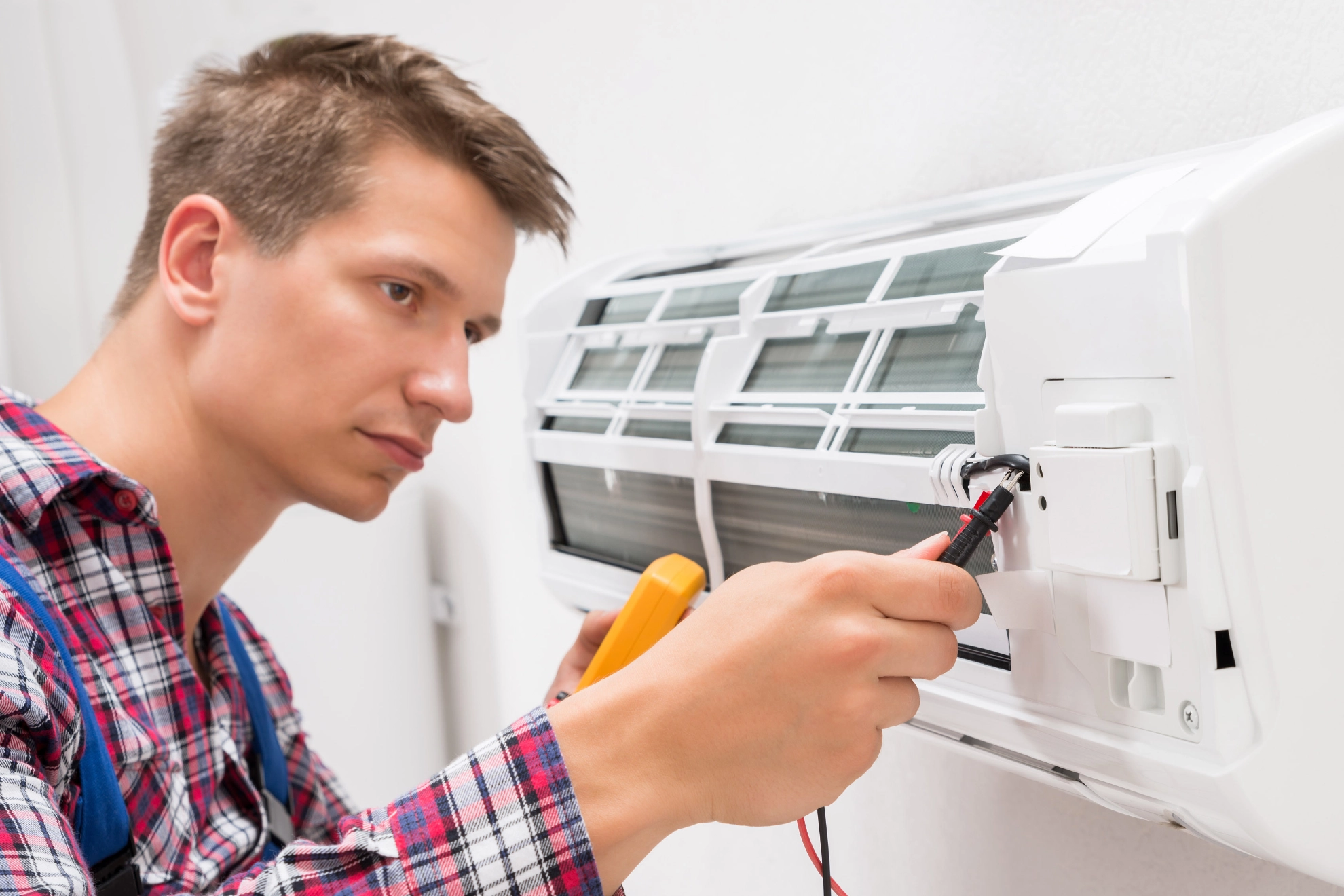 Ein Techniker überprüft eine Klimaanlage