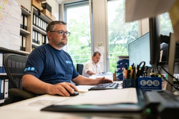 Mitarbeiter von EAB bei der Arbeit am Computer