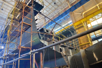 Ein Schiff wird gebaut.