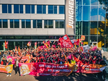 Erste Warnung an Jungheinrich: 350 Beschäftigte demonstrieren lautstark vor der Firmenzentrale